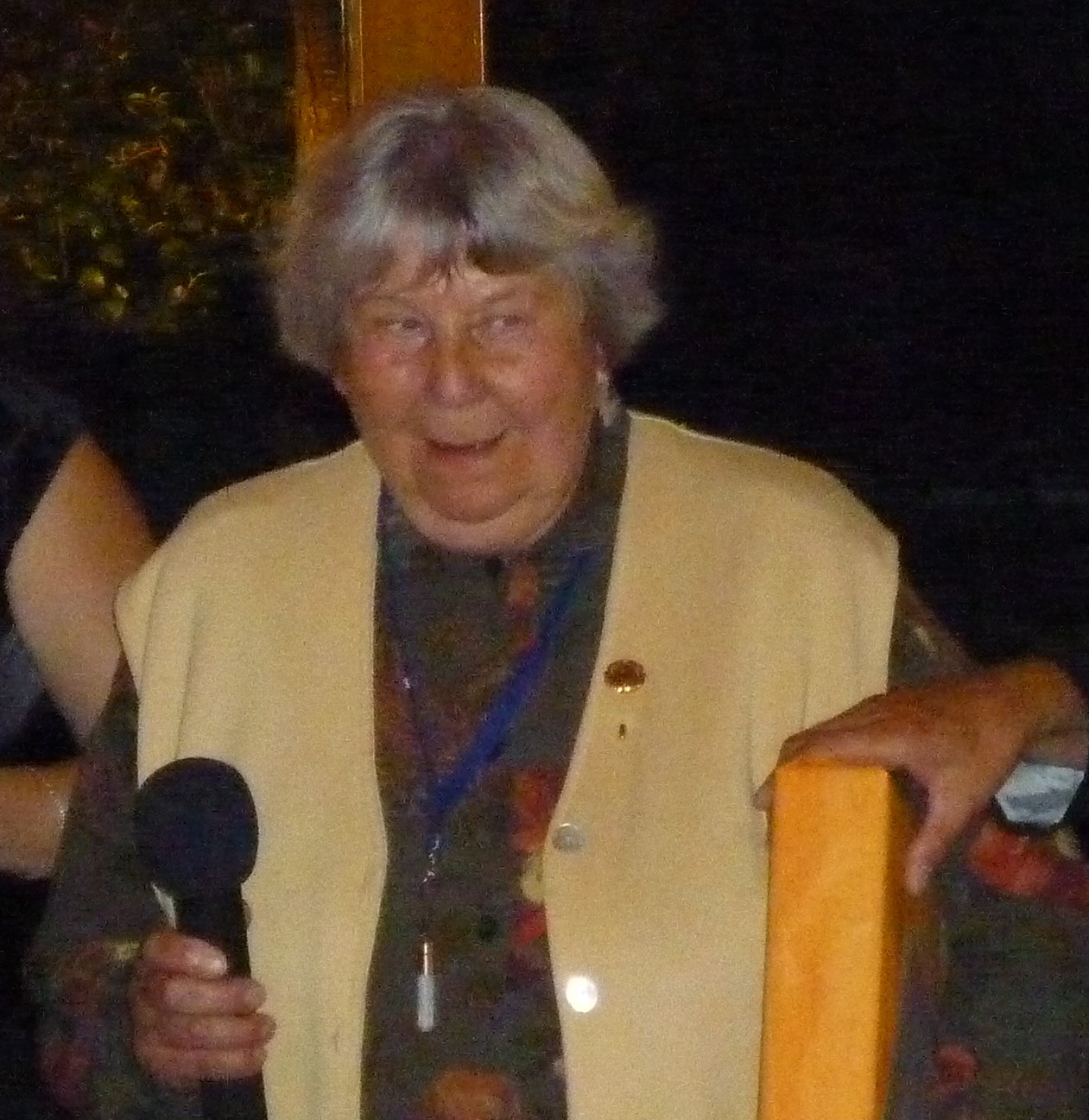 Luisa erhält die Ehrennadel der Stadt