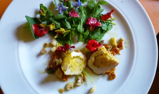 Roulade von der Poularde mit Salat