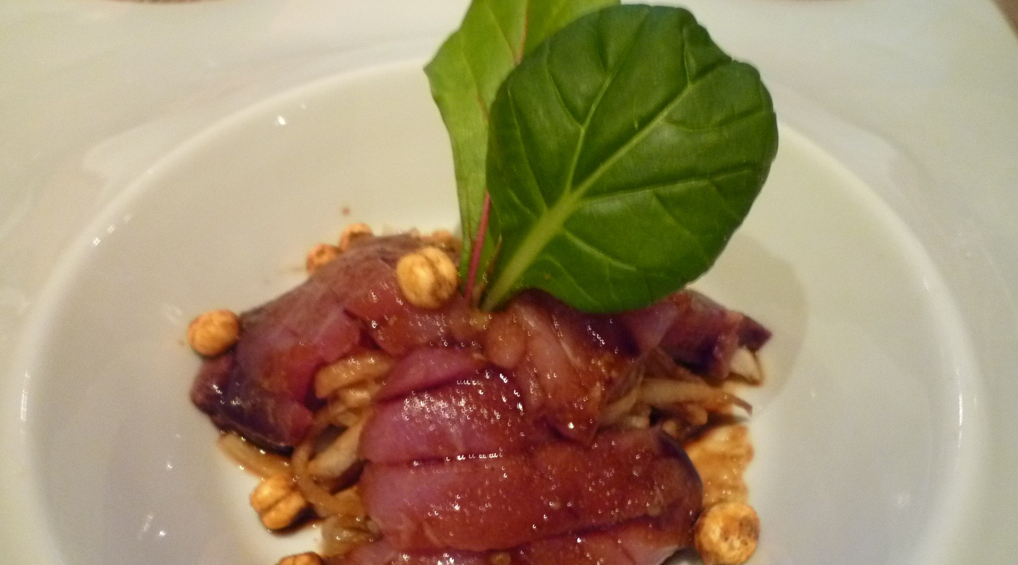 Roher Thunfisch auf Rettichgemüse mit Sachimi -Sojasauce und indischen Backerbsen