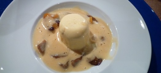 Parfait vom Lavendelhonig mit Ragout von Trockenfrüchten, Sabayon.