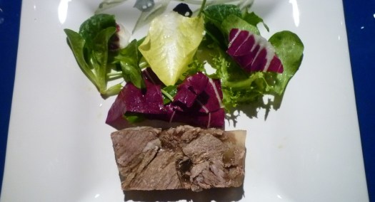 Fleischterrine mit kleinen Salat