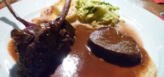 Hirschkalb Carree - Kartoffekgratin - Rahmwirsing - Wacholdersauce