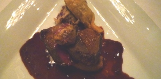 Bresse--Taubenbrust und Gänsestopfleber mit Waldpilz-cannelloni, Kalamata-OIivenpüree und Langpfefferschaum