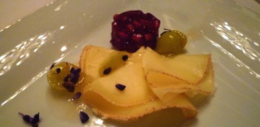 Téte de Moine mit Verjus—Traube, Granatapfelgelee