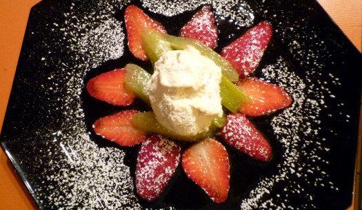 Rhabarberkompott mit Erdbeeren und Vanilleeis