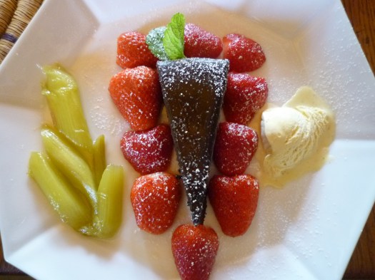 Schoko Kuchen und Erdbeeren