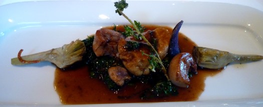 Saute von Kalbsnierchen und Bries mit Artischocken und Blattspinat