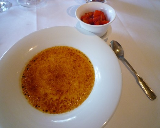 Crème Brulée und Erdbeeren