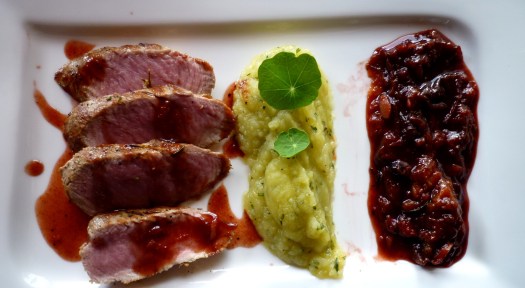 Schweinefilet mit Zwetschgen - Chutney  und Kartoffelpüree