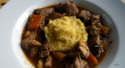 Kalbsgulasch -Polenta 