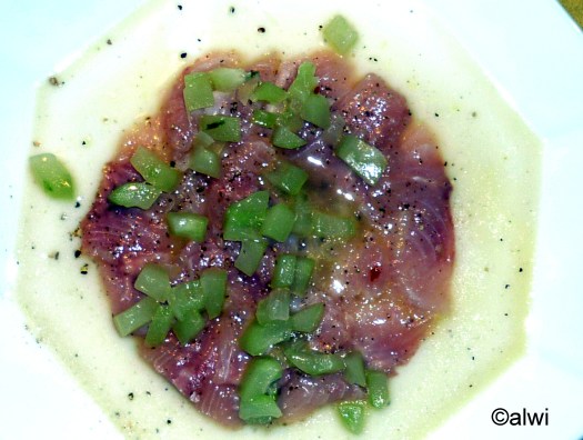 Lachsforellen Carpaccio mit warmer Gurkensauce