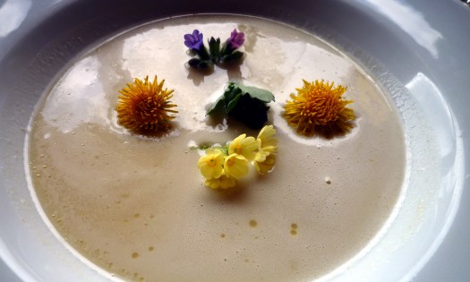 Spargelsuppe mit Kräutern