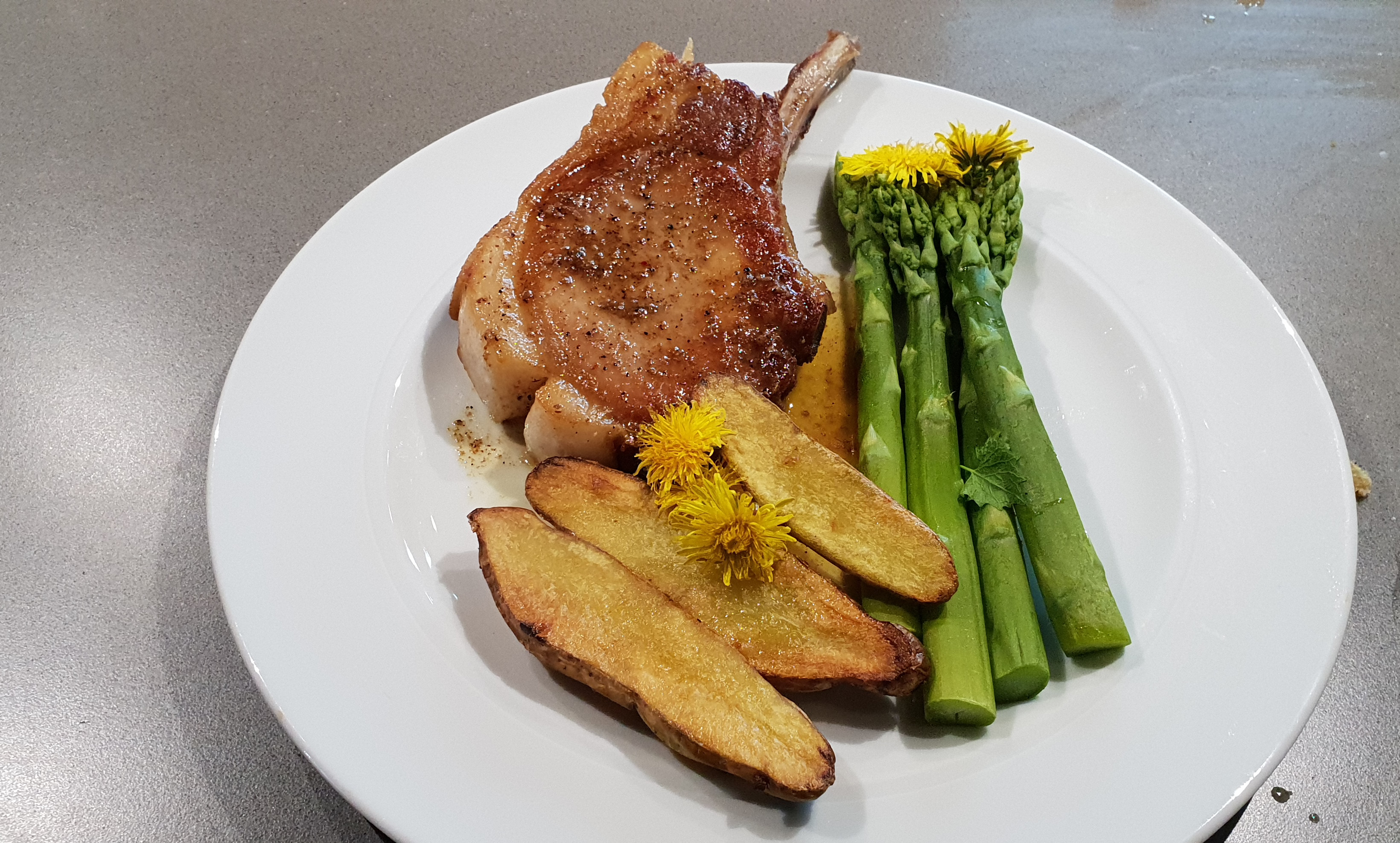 03 grüner Spargel, Bamberger Hörnchen, Kotelett